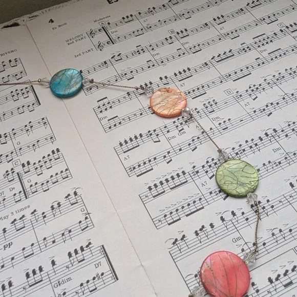 Multicolor Shell Necklace - Picture 4 of 6